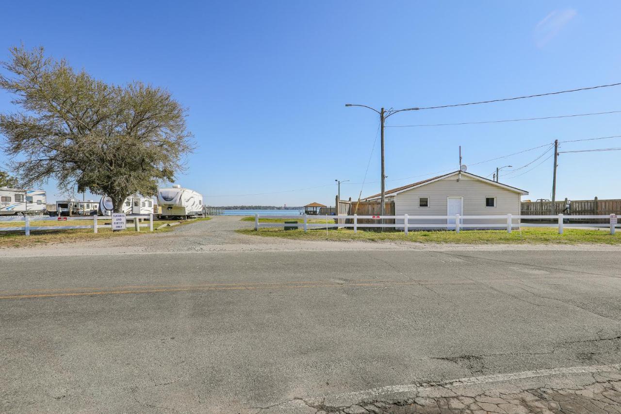 Spacious Home With Waterfront View-Welcome Pets Sneads Ferry Exterior foto