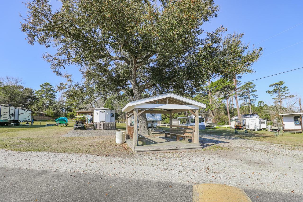 Spacious Home With Waterfront View-Welcome Pets Sneads Ferry Exterior foto